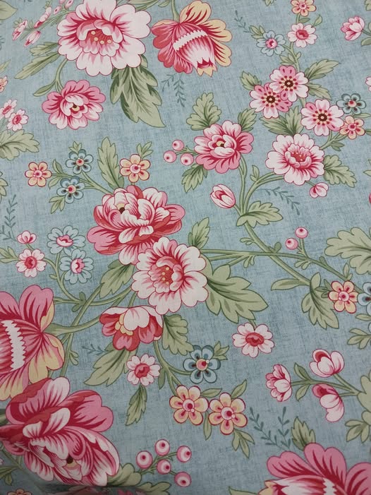 DAHLIA #9767 by EDYTA SITAR, LAUNDRY BASKET QUILTS